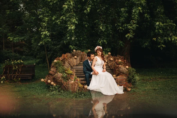 Bröllopsbild av brud och brudgum — Stockfoto