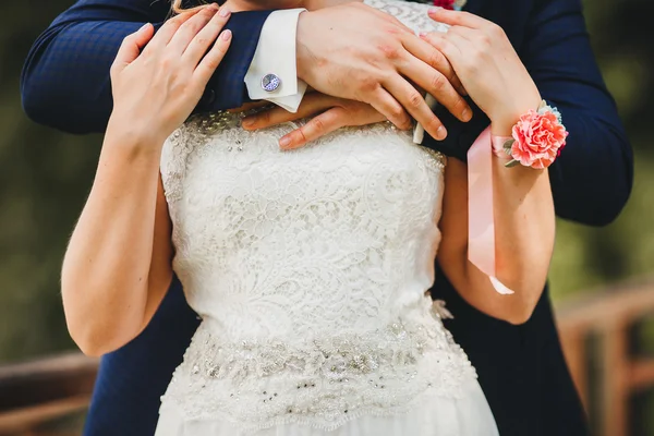 Braut und Bräutigam bei einem romantischen Moment am Hochzeitstag — Stockfoto