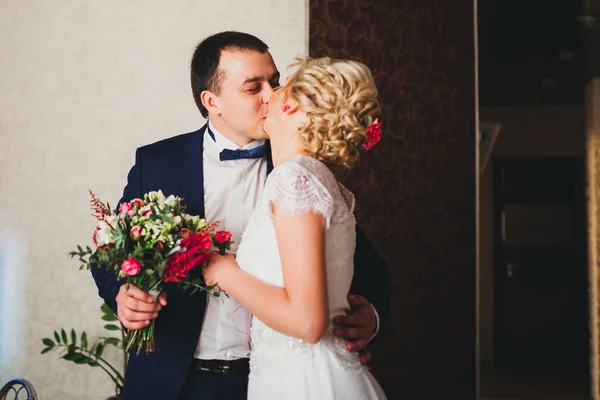 Junges Hochzeitspaar genießt romantische Momente draußen — Stockfoto