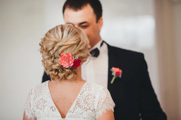 Gelin ve damat onların düğün günü romantik bir an olması — Stok fotoğraf