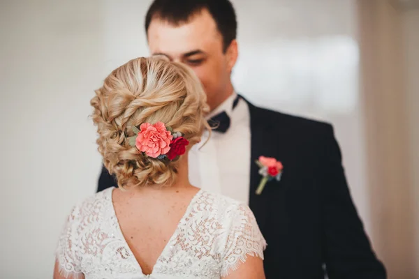 Noiva e noivo tendo um momento romântico em seu dia do casamento — Fotografia de Stock