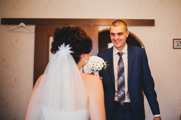 Joven pareja de boda disfrutando de momentos románticos fuera — Foto de Stock