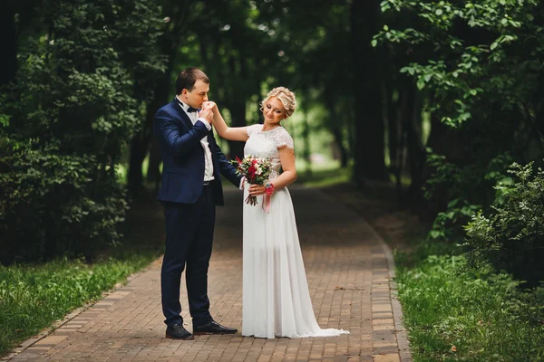 Gelin ve damadın düğün fotoğrafı.