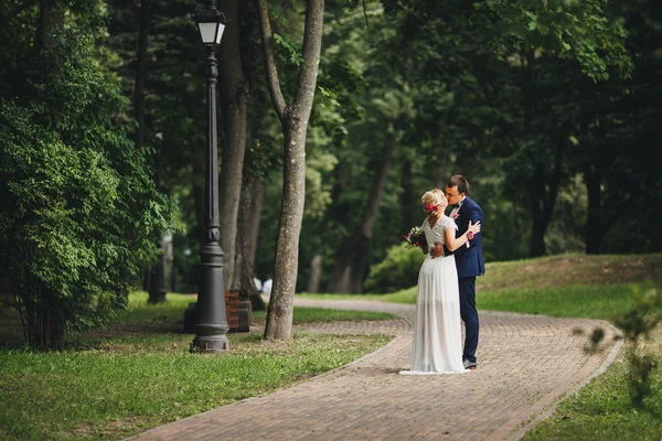 Gelin ve damat onların düğün günü romantik bir an olması