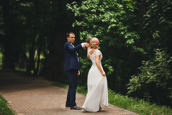 Noiva e noivo tendo um momento romântico em seu dia do casamento — Fotografia de Stock