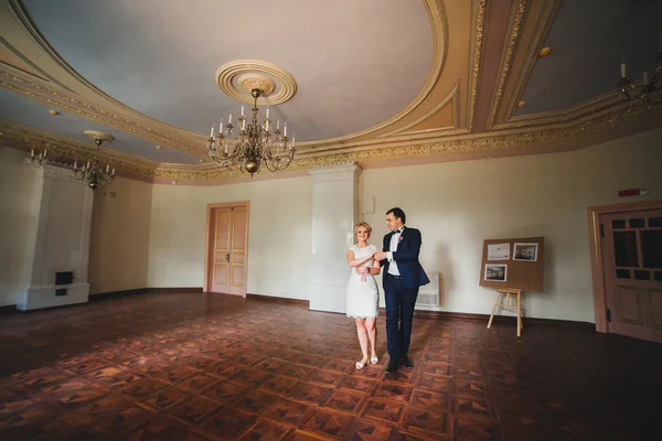 Noiva e noivo tendo um momento romântico em seu dia do casamento — Fotografia de Stock