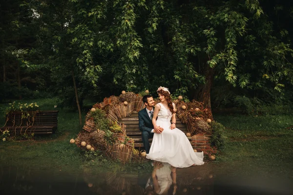 Giovane coppia di nozze godendo momenti romantici al di fuori — Foto Stock