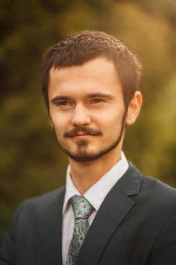 Takım elbiseli seksi adam portresi