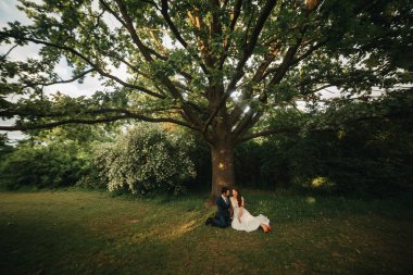 Romantik anlar dışında zevk genç Düğün çifti