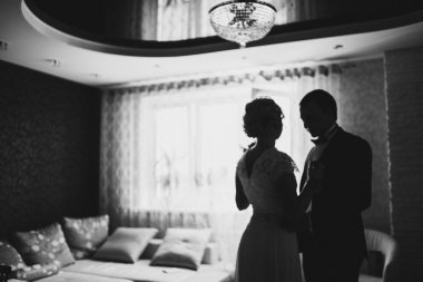 Gelin ve damat onların düğün günü romantik bir an olması