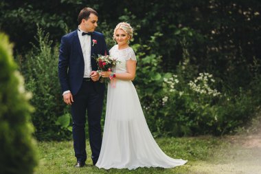 Romantik anlar dışında zevk genç Düğün çifti