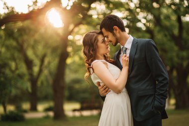 Gelin ve damadın düğün fotoğrafı.
