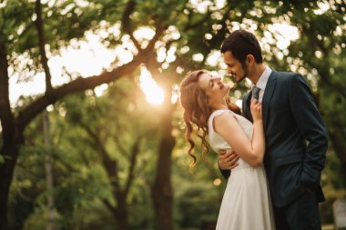 Gelin ve damat onların düğün günü romantik bir an olması