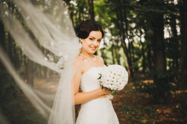 Güzel gelin düğün gününde poz veriyor