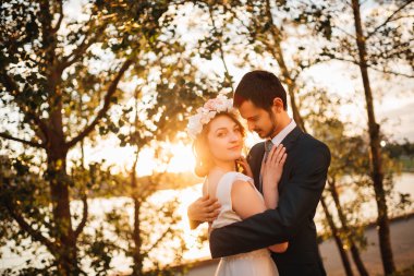 Romantik anlar dışında zevk genç Düğün çifti