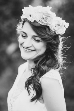 Güzel genç gelin düğün makyaj ve saç modeli ile