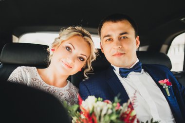 Romantik anlar dışında zevk genç Düğün çifti