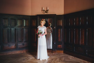 Güzel gelin düğün gününde poz veriyor