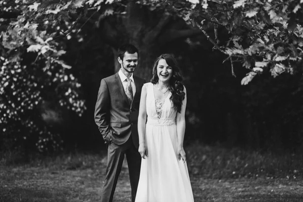 Braut und Bräutigam bei einem romantischen Moment am Hochzeitstag — Stockfoto