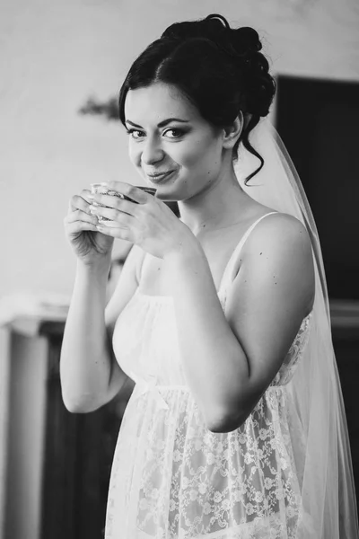 Feliz mañana nupcial. Novia preparándose. foto de boda . — Foto de Stock