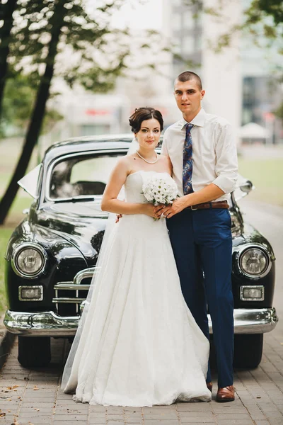 Noiva e noivo em um carro — Fotografia de Stock