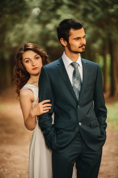 Casal jovem desfrutando de momentos românticos fora — Fotografia de Stock