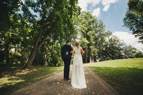 Jeune couple de mariage profitant de moments romantiques à l'extérieur — Photo