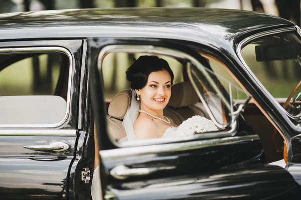 Bella sposa in macchina — Foto Stock