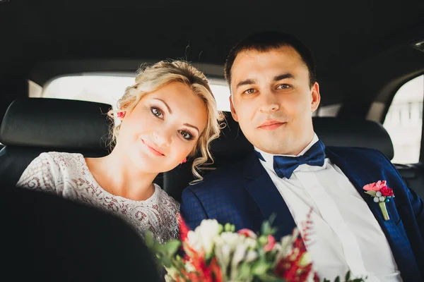 Romantik anlar dışında zevk genç Düğün çifti