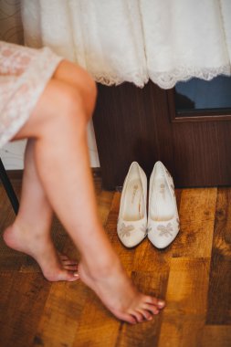 Güzel gelin portresi. Sabah gelin. Düğün sabah. Makyaj. uzun dalgalı saçlı kız.