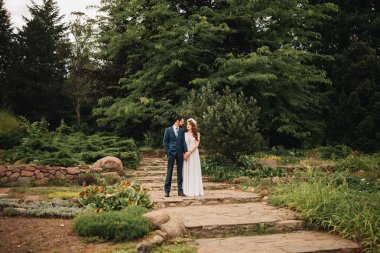 Gelin ve damat onların düğün günü romantik bir an olması
