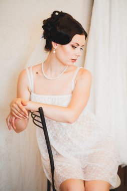 Güzel gelin portresi. Sabah gelin. Düğün sabah. Makyaj. uzun dalgalı saçlı kız.