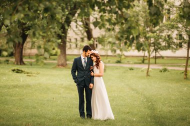 Gelin ve damat onların düğün günü romantik bir an olması