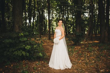 Güzel genç gelin düğün makyaj ve saç modeli ile