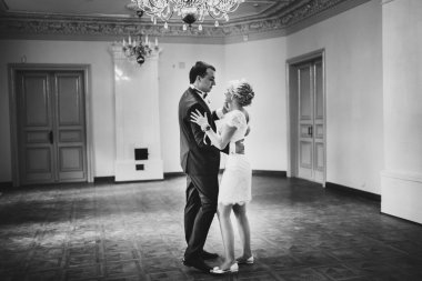 Gelin ve damat onların düğün günü romantik bir an olması