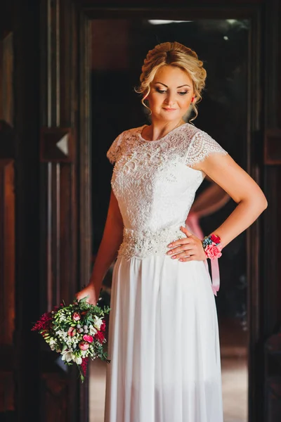 Hermosa novia joven con maquillaje de boda y peinado — Foto de Stock