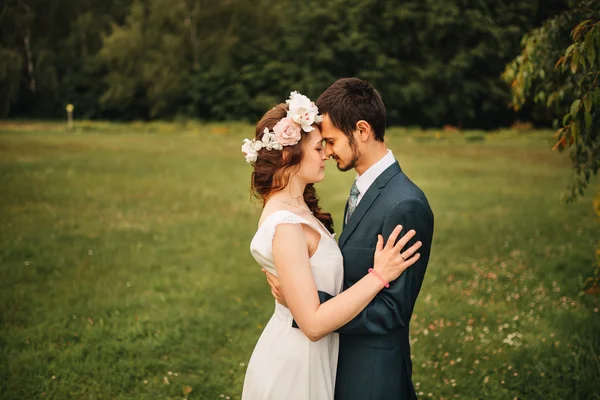 Tiro de casamento de noiva e noivo — Fotografia de Stock