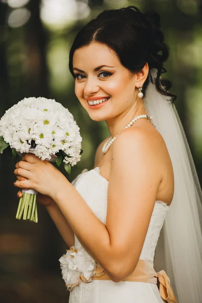 Hermosa novia posando en su día de boda — Foto de Stock