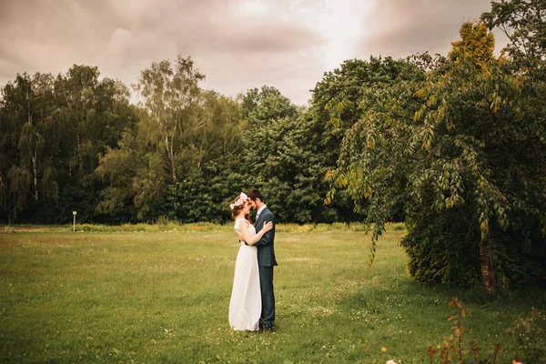 Braut und Bräutigam bei einem romantischen Moment am Hochzeitstag — Stockfoto