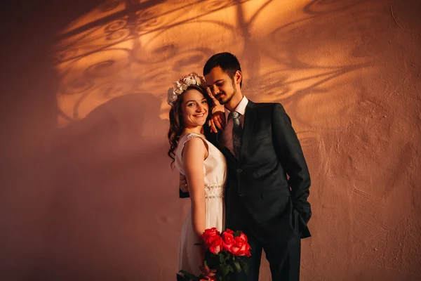 Noiva e noivo tendo um momento romântico em seu dia do casamento — Fotografia de Stock