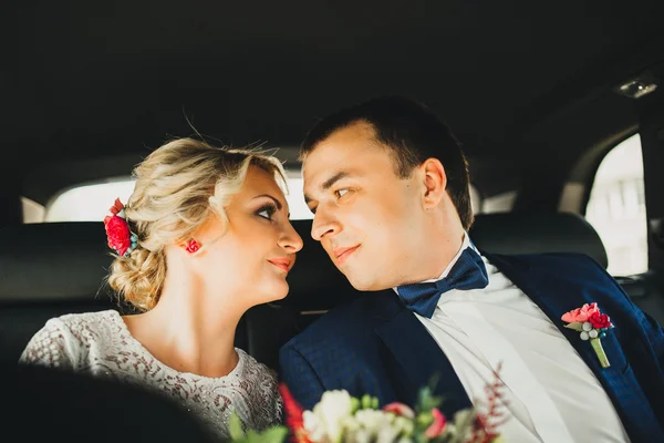 Novia y novio teniendo un momento romántico en el día de su boda —  Fotos de Stock