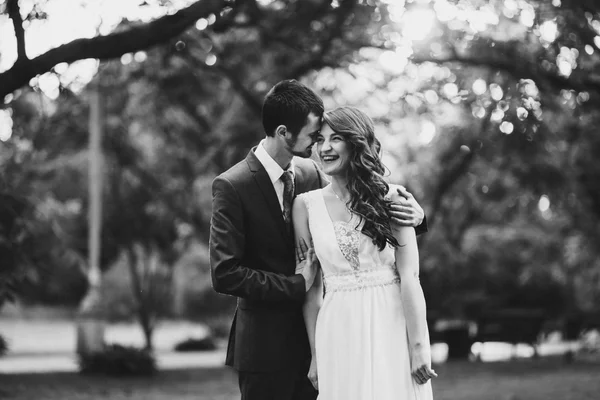 Casal jovem desfrutando de momentos românticos fora — Fotografia de Stock