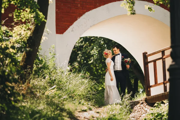 Joven pareja de boda disfrutando de momentos románticos fuera —  Fotos de Stock