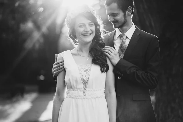 婚礼の日のロマンチックな瞬間を持つ新郎新婦 — ストック写真