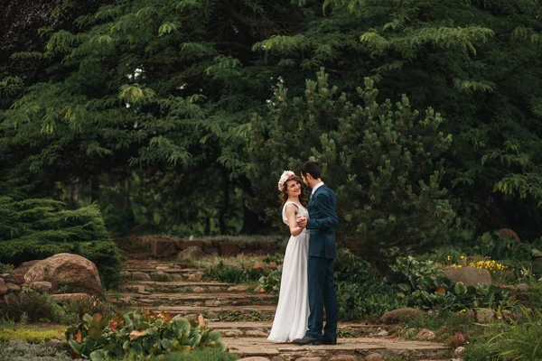 Noiva e noivo tendo um momento romântico em seu dia do casamento — Fotografia de Stock