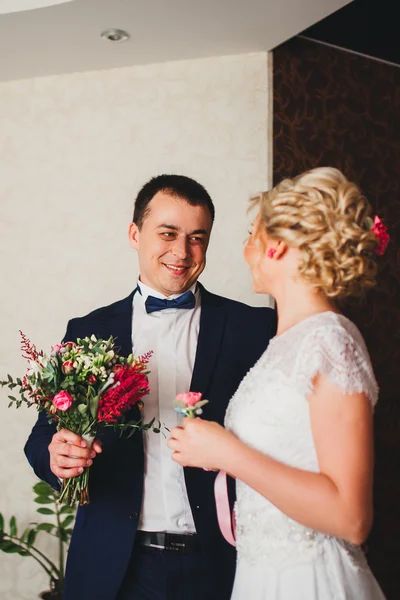 Young wedding couple enjoying romantic moments outside — Stock Photo, Image