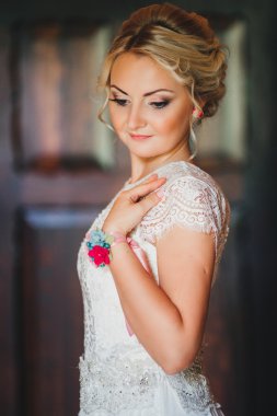 Güzel genç gelin düğün makyaj ve saç modeli ile