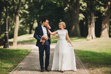 Gelin ve damadın düğün fotoğrafı.