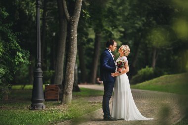 Romantik anlar dışında zevk genç Düğün çifti