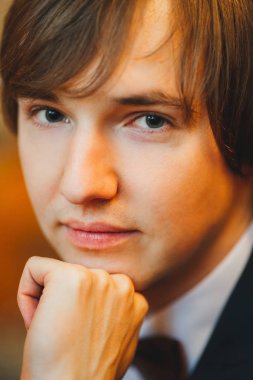 Muhteşem gülümseyen damat. Bir paketi kapalı pencere pervazına üzerinde oturan bir ilik ile yakışıklı adam